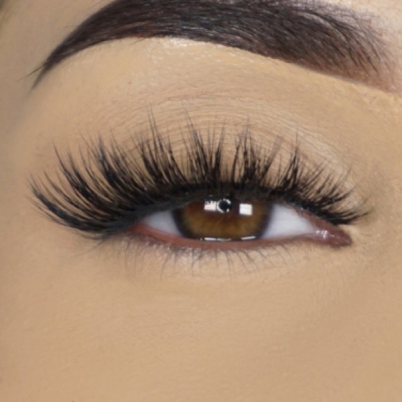 LILLY LASHES Premium Synthetic “Chicago” Lash Bundle NWT - Picture 3 of 6